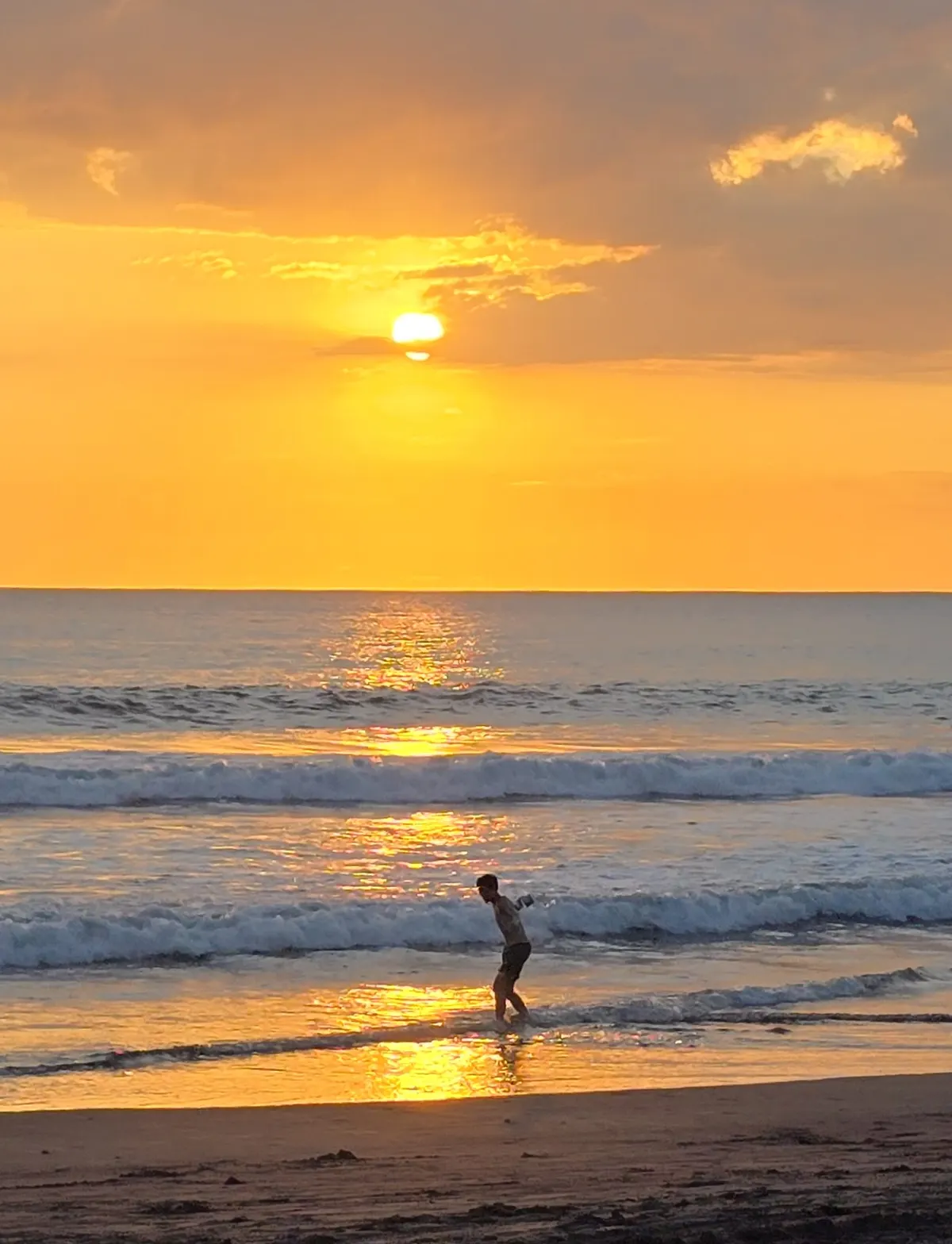 Arenas del Mar Beachfront & Rainforest Resort. Photo: Wikimedia Commons — Manuel Antonio, Costa Rica