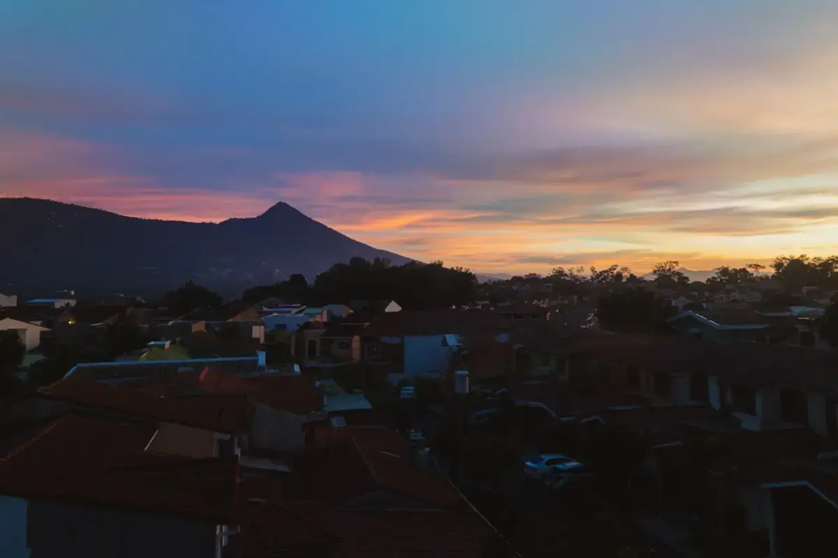¿Es barato viajar a El Salvador en 2026? Costos diarios y cuánto llevar