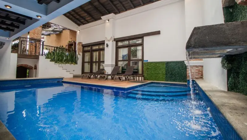 Hotel ALCAZAR DOÑA VICTORIA — Comfort, Location & Guatemala Trip Notes