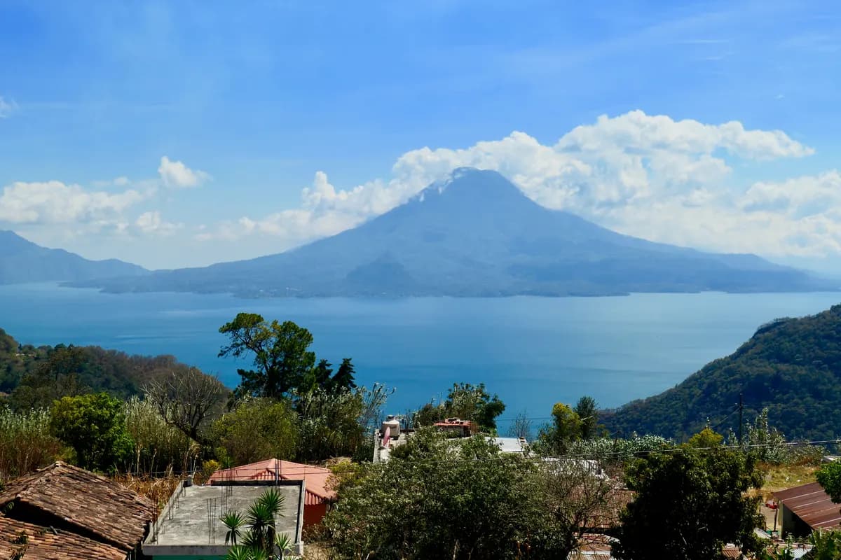 Hotel Atitlán - Paraíso Botánico a Orillas del Lago de Atitlán. Foto: Wikimedia Commons — Lago de Atitlán, Guatemala